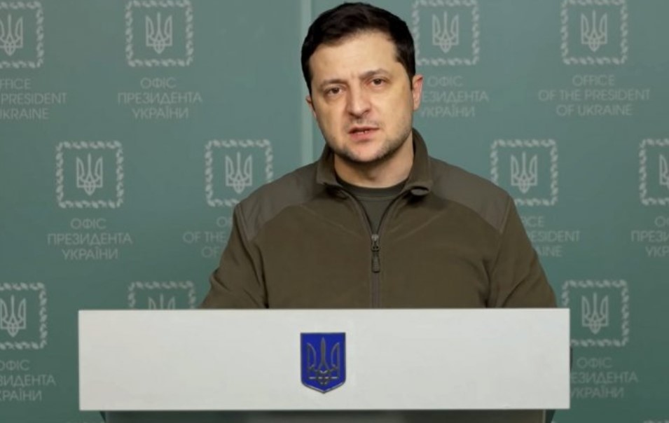 Президентът Володимир Зеленски призова над Украйна да бъде наложена забранена